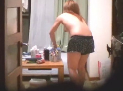 【盗撮動画】同棲カップルの部屋を隠し撮り！結構巨乳な彼女さんの裸体を無断で堪能するｗｗｗの画像