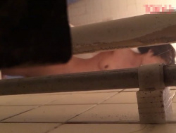 【盗撮動画】観覧注意！近所のアパートの浴室を覗き！他人妻の全裸姿を無断で隠し撮り！！の画像