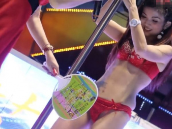 【盗撮動画】パイパンは必須条件か!!!うちわで隠せ！ポールダンス中の美女が露出ハプニングｗｗｗの画像
