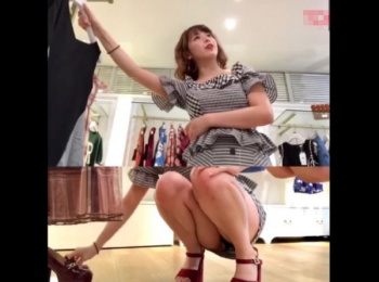 【盗撮動画】やっべー最高じゃん！お色気ダダ洩れな美人ショップ店員のお姉さまの股間からパンチラ覗きまくりｗｗｗの画像