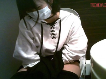 【盗撮動画】まさかの展開！女子トイレ隠し撮り映像！清純そうなお嬢さんがどう見てもオナニーしてるｗｗｗの画像
