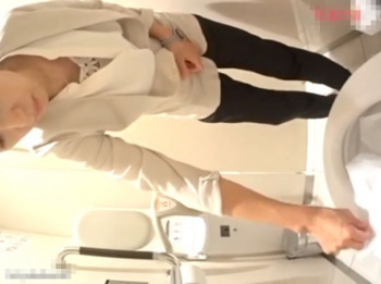 【盗撮動画】奇麗な美尻も堪能可能！女子トイレ隠し撮り被害に遭遇した清楚系美人お姉さんの様子をガン見する！！の画像