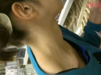 【盗撮動画】胸元の殿堂！買い物に夢中な素人ギャルや若妻の胸チラを凝視アングルで隠し撮り！！の画像