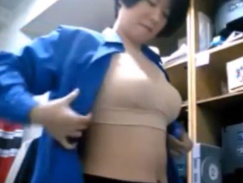 【盗撮動画】観覧注意！職場内隠し撮り！スポブラが生々しい同僚女子スタッフの着替え映像！！の画像