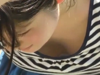 【盗撮動画】隠し撮り永久保存版！街撮り素人美人さん達の最上質パンチラ＆胸チラ映像がコレ！！の画像