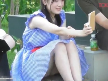 【盗撮動画】清楚系お嬢さんの色白美脚の太腿の隙間からパンチラを存分に凝視するｗｗｗの画像