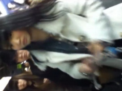 【盗撮動画】駅構内で奇跡的な美少女ギャル発見！背後に回り込んでパンチラを無断撮影！！の画像