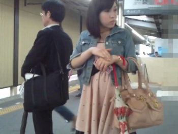 【盗撮動画】バレたら即逮捕！駅構内で素人ギャルを尾行して禁断の捲りパンチラを達成してる！！の画像