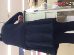【盗撮動画】近所の総合スーパー内で女性店員のスカートを捲りパンティを逆さ撮りした映像が拡散してる！！の画像