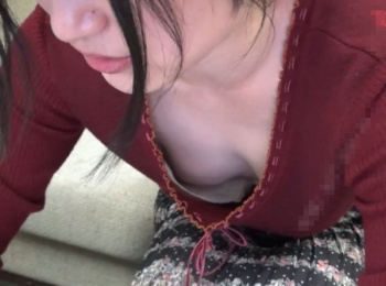 【HD盗撮動画】打ち合わせに夢中になり胸チラしまくって乳首らしきもが露出してしまった美人で評判の同僚女子写真がコチラｗｗｗの画像