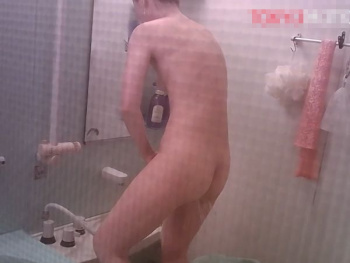 【盗撮動画】極上美熟女の裸体隠し撮り！入浴中の知り合いの奥さんを浴室窓から覗きながら隠し撮りしたリアル映像を公開！！の画像