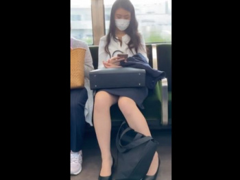 【盗撮動画】ヤバイやつ！電車対面のリクスー美脚OLの貴重な胸チラ＆パンチラを危険すぎる隠し撮りに成功！！の画像