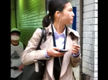 【HD盗撮動画】芸能人並みの美女も被害に!!!都会のオフィス街でリスクーOLの美女たちを逆さ撮りしてパンチラ乱獲！！の画像