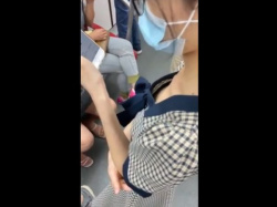 【盗撮動画】電車内隠し撮り！メガネお姉さんの胸チラを上から覗き込みアングルで堪能した一部終始ｗｗｗの画像