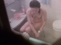 【盗撮動画】知り合いの美人妻の裸体を堪能する！敷地内侵入して浴室の窓から隠し撮りした危険映像！！の画像