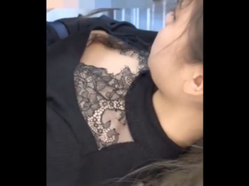 【盗撮動画】極上ものデカ乳首完全ゲット！電車で見かけた超絶美人ギャルの胸チラを覗き込みｗｗｗｗｗｗの画像