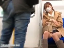 【盗撮動画】電車対面パンチラ隠し撮り！清純系ルックスの激カワお嬢さんは股間がノーガード過ぎて最高だったｗｗｗの画像