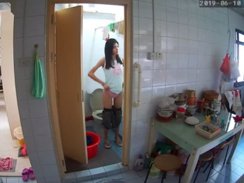 【盗撮動画】即削除！ドア閉め忘れ！自宅に仕掛けた隠しカメラに映り込んだ妹のマンコ丸出しトイレ姿を無断公開する！！！の画像
