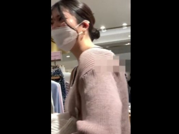 【盗撮動画】最上質の食い込みパンティ！清楚美人のショップ店員の生足美脚に目を付けたパンチラ撮り師が危険すぎる無断撮影！！！の画像