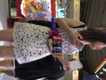 【盗撮動画】完全食い込みパンチラ！イベント会場でデートを楽しむ圧巻の美脚ギャルのスカート内が放送事故状態だったｗｗｗｗｗｗの画像