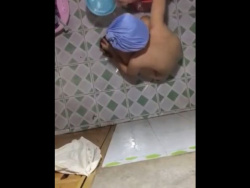 【盗撮動画】観覧注意！浴室の天井に隠しカメラを仕掛けて姉貴の入浴中を無断撮影した映像が公開されている！！の画像