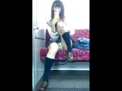 【盗撮動画】電車対面のメガネ美少女ちゃんのJKが無防備すぎてパンチラしまくっていた証拠映像を持ってきたｗｗｗｗｗｗの画像