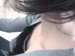 【盗撮動画】美人ショップ店員さん二名が被害！胸チラ撮り師による超絶テクニックで胸元を覗き込みアングルで隠し撮り！！の画像