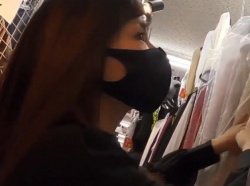 【HD盗撮動画】さすがの極上ショップ店員！お仕事中の美人ギャル様の無防備な下半身に粘着して絶景アングルでパンチラ隠し撮りｗｗｗｗｗｗの画像