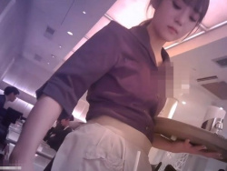 【盗撮動画】ホテル内のレストランで激カワ従業員の娘さんのスカート内を隠し撮りしてパンチラ攻略ｗｗｗｗｗｗの画像