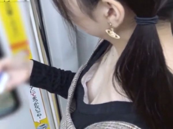 【盗撮動画】イイやつじゃん！乳首アリ！電車で色白美肌の素人ギャルの胸チラを上から目線で覗き込み収穫ｗｗｗｗｗｗの画像