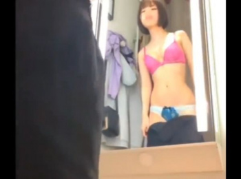 【盗撮動画】パンティがエロい!完璧美乳がポロり!スレンダー美ボディのショートカット美人さんの試着中を店員が隠し撮りした映像を身勝手にも共有!!の画像