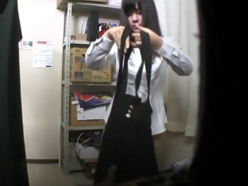 【盗撮動画】某メイド喫茶のオーナーが更衣室に隠しカメラ設置！ショップ店員の美少女の着替え映像がネット上に公開され拡散！！！の画像