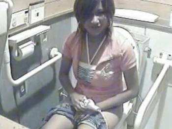 【盗撮動画】ガチもの危険!女子トイレ隠し撮り!局部丸出しの美ギャルばかりが映り込む危ない内容に言葉を失う本物映像の衝撃!!!の画像