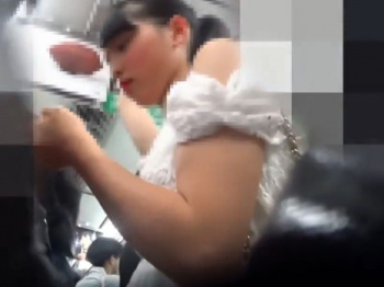 【盗撮動画】ヤバイやつ!けっこう発育も順調じゃん!奇跡的なルックスの童顔ロリ美少女の下半身を電車内で逆さ撮りしたパンチラ映像!!の画像