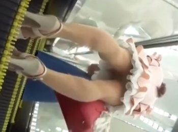 【盗撮動画】繁華街でお洒落ギャル達からパンチラ乱獲!美脚美女たちの下半身に付き纏って逆さ撮りを繰り返した成果を映像で報告wwwwwwの画像