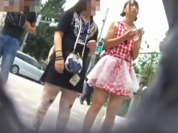 【盗撮動画】即削除!JC中○生どころかJS小○生疑惑のお洒落ロリ美少女の下半身からパンチラ&もも肉を隠し撮りしてる!!の画像