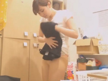 【盗撮動画】オフィス仕様してる自宅の一室で着替え中のバイト女子の様子を隠し撮りした雇い主の男が所有していた危険映像が流出!!の画像