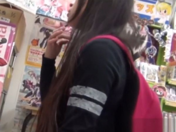 【盗撮動画】美少女オタク女子を逆さ撮り!店内でスカート内を撮影すると尻肉丸出しのTバック食い込みパンチラを撮れてしまうwwwwwwの画像