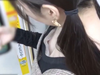 【HD盗撮動画】乳首GET!電車内で見かけた清純系美少女ギャルの胸チラを覗き込むとビーチク解禁の奇跡wwwwwwの画像