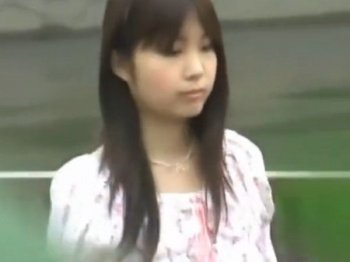 【盗撮動画】パンチラ放送事故!お澄まし顔の清楚系お嬢さんな美人娘のTバックが捩れて露出したアナルを隠し撮りwwwwwwの画像