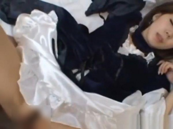 【無修正】ハメ撮りSEX個人撮影!デカマラ挿入されると可愛らしく喘ぐメイド姿の激カワ美人さん!の画像