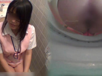 【無修正】女子トイレ盗撮映像!メガネ萌え娘系からお姉さん系まで制服OLの放尿マンコを洋式便器内から堪能可能!の画像