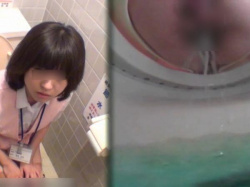 【無修正】女子トイレ盗撮！制服OLが放尿中の割れ目を鮮明にとらえた洋式便器内の隠しカメラ映像！の画像