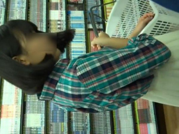 【盗撮動画】即削除!ガチ童顔ロリ美少女のスカート内を逆さ撮り!危険パンチラ映像がネット上に拡散!の画像