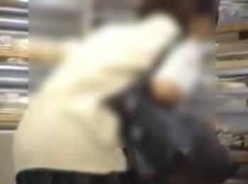 【盗撮動画】現役女子校生のパンティ隠し撮り!ツインテール女子の下半身に執着した危険なパンチラ攻略!の画像