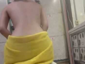 【無修正】マジでヤバいヤツ!銭湯脱衣所の女子トイレ内を盗撮!全裸で放尿するお姉さん達の女性器を直視!!の画像