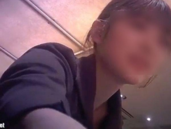 【盗撮動画】レストランの激カワ店員さんの接客最中に呼び止めてスカート内からパンチラを逆さ撮り!の画像