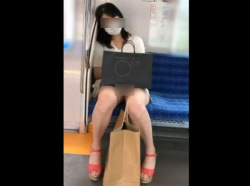 【盗撮動画】純白パンティを凝視！電車対面で居眠り中のOLお姉さんの股間がノーガードｗｗｗｗｗｗの画像