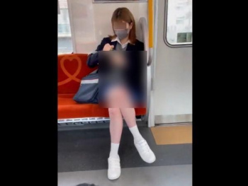 【盗撮動画】激カワ美少女の女子校生のパンティを狙ってストカーする変態男に幸運が訪れた瞬間!の画像