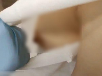 【盗撮動画】ワクチン接種会場で医師が隠し撮り!美人ギャルに悪戯して卑劣にも乳首を無断撮影!の画像